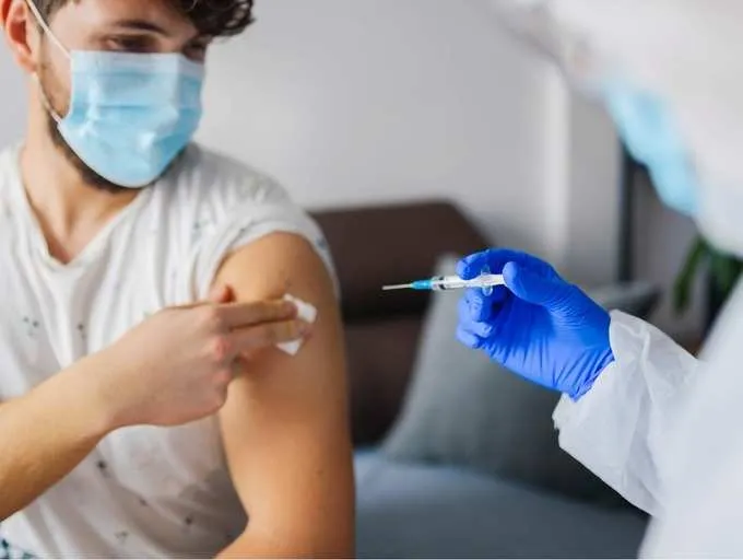 Yêu cầu cấp thiết hiện nay là "phủ sóng" vaccine càng rộng càng tốt (Ảnh: Internet).